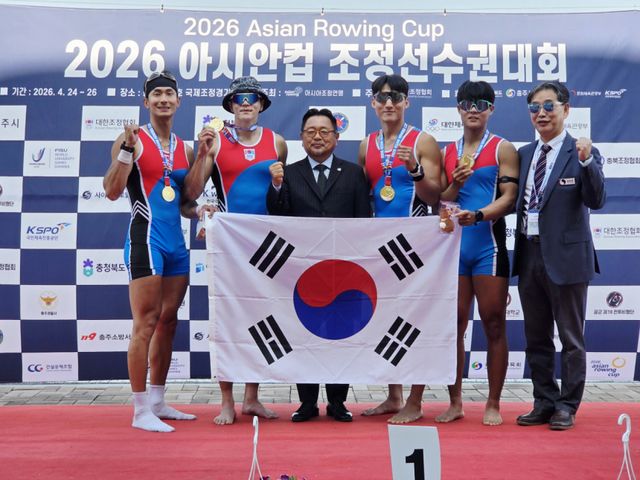 2026 아시안컵 조정선수권대회 남자부 쿼드러플스컬서 우승한 (왼쪽부터)김지혁, 강우규 등 한국 국가대표 선수들이 관계자들과 기념촬영을 하고 있다. 용인시청 제공