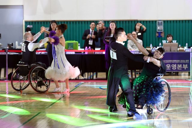 27일 광주 태전국민체육센터서 열린 ‘제16회 경기도장애인체육대회 2026 광주’ 댄스스포츠 지체장애(휠체어) 경기서 선수들이 춤을 추고 있다. 경기도장애인체육회 제공
