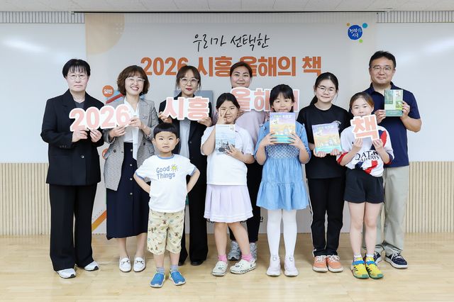 보도자료6-1 독서릴레이 도서 전달식 시민 대표 기념촬영