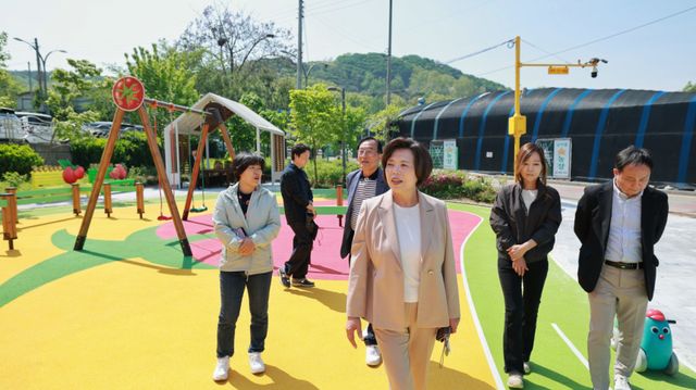 신계용 과천 시장이 죽바위어린이공원 현장 점검을 하고 있다. 과천시 제공