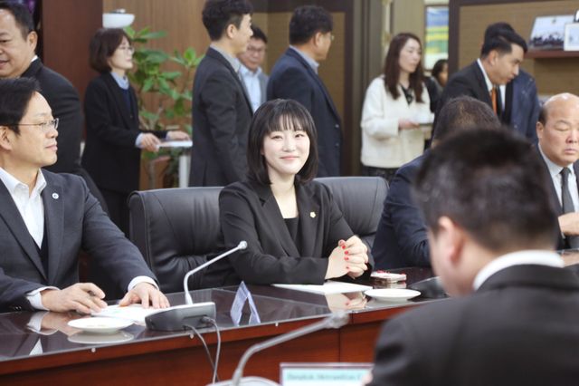 이단비 부평구청장 후보가 인천시의회 회의를 준비하고 있다. 이단비 후보 선거캠프 제공