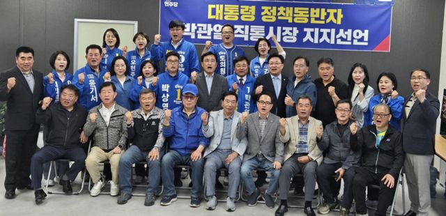 더불어민주당 박관열 광주시장 후보가 지난 25일 광주시 선거사무소에서 안태준 국회의원, 김석구 전 예비 후보 및 도·시의원 예비후보들과 기념촬영을 하고 있다. 박관열 광주시장 후보 선거 캠프 제공