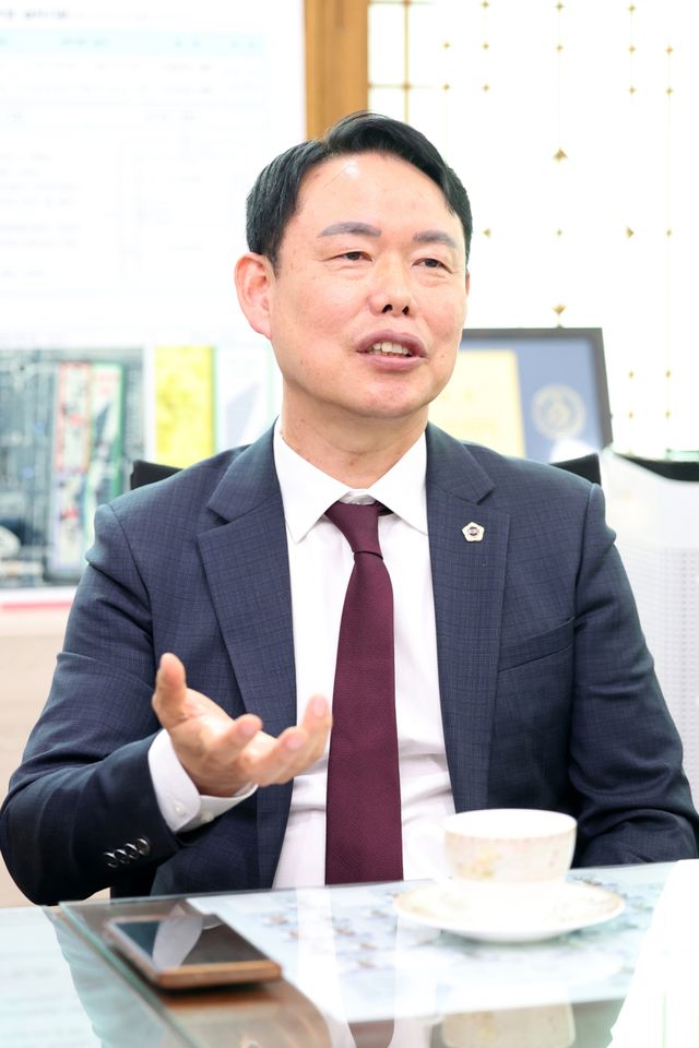 임춘원 인천시의회 운영위원장이 그간의 의정 활동을 설명하고 있다. 인천시의회 제공