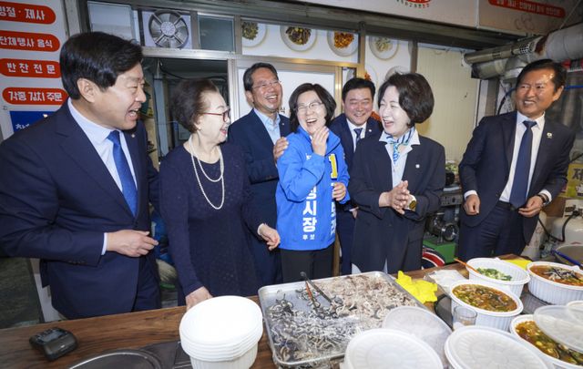 27일 안성중앙시장에서 열린 더불어민주당 '국민곁으로! 현장 속으로'에서 더불어민주당 정청래 대표, 추미애 경기도지사 후보, 김승원 경기도당위원장, 김보라 안성시장 후보등이 시장에서 판매중인 국거리를 직접 구매하며 상인과 함께 함박웃음을 짓고 있다. 홍기웅기자
