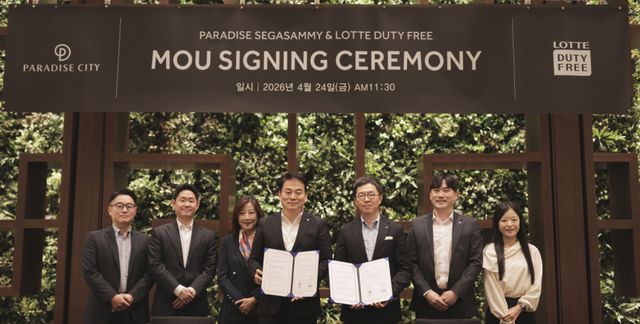 파라다이스시티가 최근 롯데면세점과 외국인 관광객 유치 확대를 위한 업무협약을 한 뒤 기념사진을 촬영하고 있다. 파라다이스시티 제공