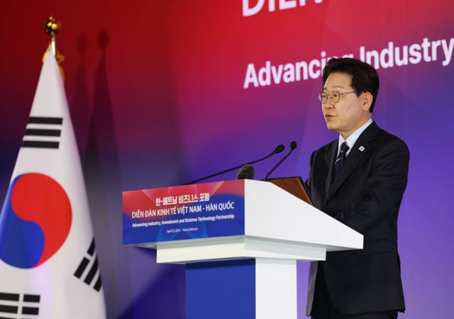 이재명 대통령이 23일(현지시간) 베트남 하노이 한 호텔에서 열린 한-베트남 비즈니스포럼에서 발언하고 있다. 연합뉴스