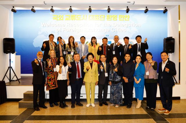제40회 이천도자기축제에 미국과 중국, 일본 등의 국외교류도시 대표단이 방문한 모습. 이천시 제공