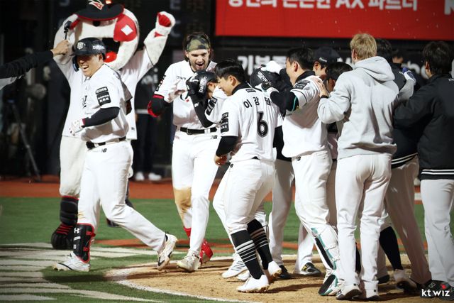 2026시즌 KBO리그 선두를 달리고 있는 KT 위즈가 0.5경기 차로 추격 중인 LG트윈스와 28일부터 수원 KT위즈파크서 3연전을 치른다. KT 제공