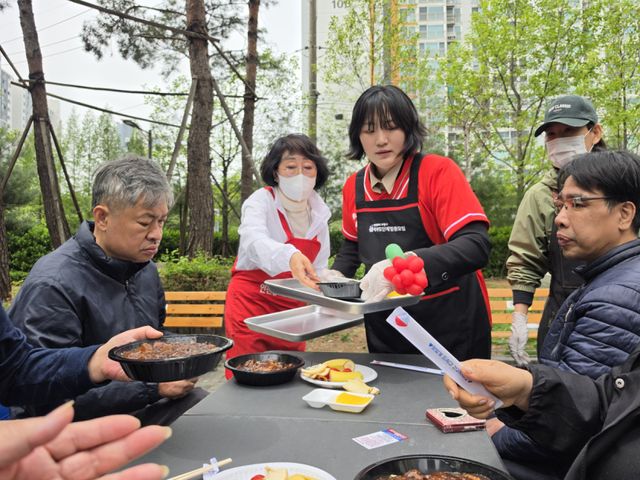 21일 이단비 부평구청장 후보가 부평구 삼산1동에서 지역 장애인과 어르신들에게 짜장면 배식 봉사를 하고 있다. 이단비 후보 선거캠프 제공