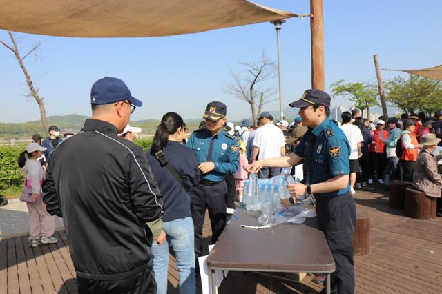 의왕경찰서 직원들이 왕송호수에서 개최된 한마음걷기대회에서 피싱 예방 및 신고 방법에 대한 홍보 활동을 전개하고 있다. 의왕경찰서 제공