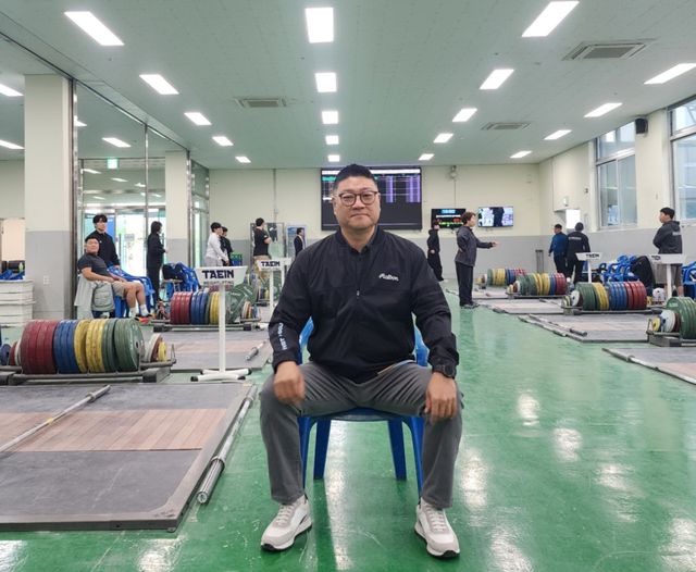 평택시청 직장운동경기부 강병조 역도팀 감독이 경기일보와의 인터뷰에서 밝게 웃고 있다. 윤동현기자