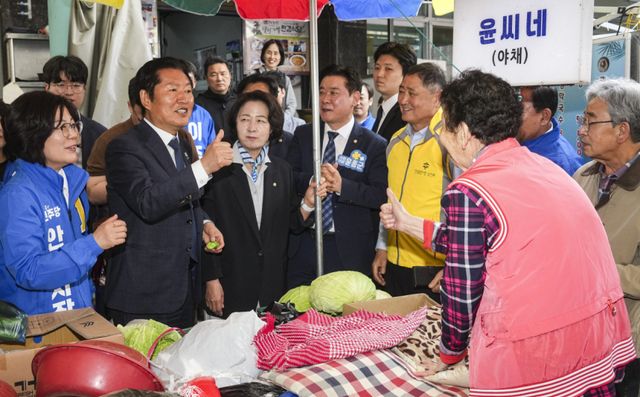 27일 안성중앙시장에서 열린 더불어민주당 '국민곁으로! 현장 속으로'에서 더불어민주당 정청래 대표, 추미애 경기도지사 후보, 김보라 안성시장 후보등이 시장에서 상인에게 채소 구매하고 있다. 홍기웅기자