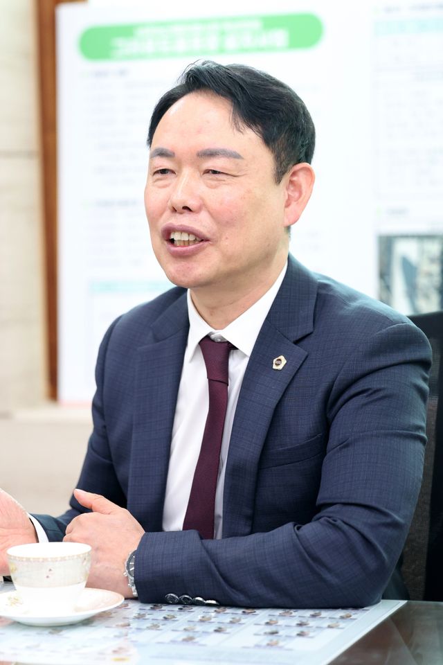 임춘원 인천시의회 운영위원장이 아직 해결하지 못한 지역의 현안을 설명하고 있다. 인천시의회 제공