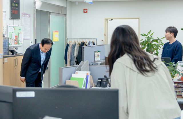 이권재 오산시장이 시청을 떠나며 직원들과 인사를 하고 있다. 이권재 오산시장 페이스북 캡처