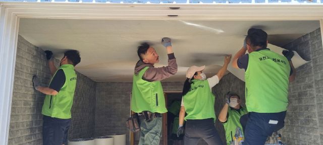 포천 민간 봉사단체 ‘포천모도리봉사단’이 주거 환경 관리가 어려운 이웃의 집을 찾아 정비 활동을 펼치고 있다. 포천시 제공