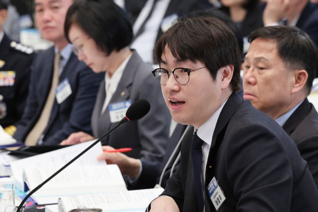 하정우 AI미래기획수석이 17일 청와대 영빈관에서 열린 공공기관 및 유관기관 업무보고에서 이재명 대통령 질문에 답하고 있다. 연합뉴스