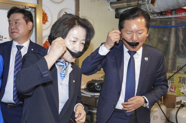 27일 안성중앙시장에서 열린 더불어민주당 '국민곁으로! 현장 속으로'에서 더불어민주당 정청래 대표(오른쪽), 추미애 경기도지사 후보가 시장에서 판매중인 선지해장국 국물을 맛보고 있다. 홍기웅기자