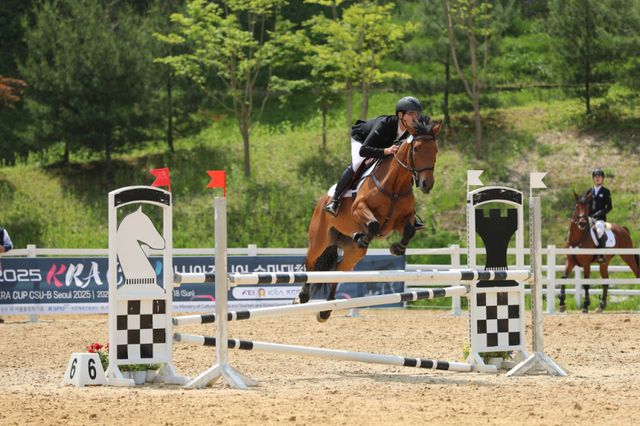 유소년 승마 선수들이 경기를 진행하고 있다. 한국마사회 제공