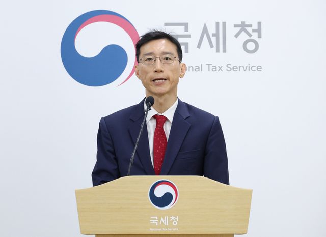 한창목 국세청 국제조세관리관이 27일 정부세종2청사 국세청 기자실에서 체납자의 해외 은닉 재산에 대한 추적과 체납세금 환수 결과에 대해 설명하고 있다. 국세청 제공