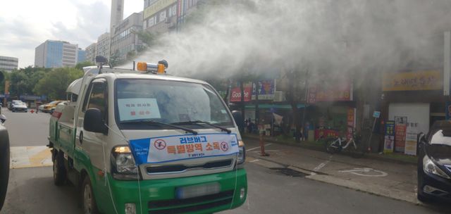 광명시가 동력분무 특장차를 사용해 살수방식으로 러브버그 방제작업을 진행하고 있다. 광명시 제공
