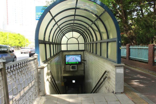 수원 영통구 한 지하보도 입구에 설치된 ‘외부 스마트 모니터’를 통해 내부 상황이 실시간으로 표시되고 있다. 수원영통경찰서 제공