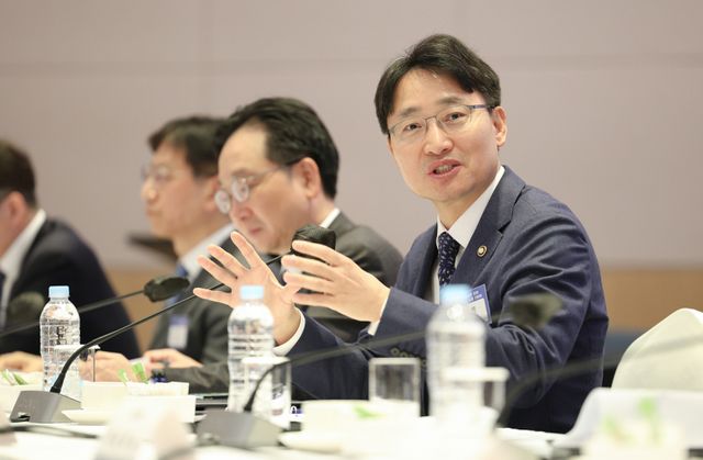 임광현 국세청장이 2일 서울 여의도 FKI타워에서 열린 국세청장 초청 경제계 소통 간담회에 참석해 있다. 연합뉴스