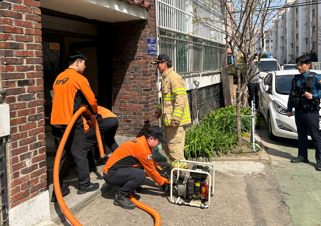 안양시가 경찰 및 소방당국 등과 공동으로 동안구 인덕원동 일원에서 자연재난 대비 양수장 설치·운영 훈련을 진행하고 있다. 안양시 제공