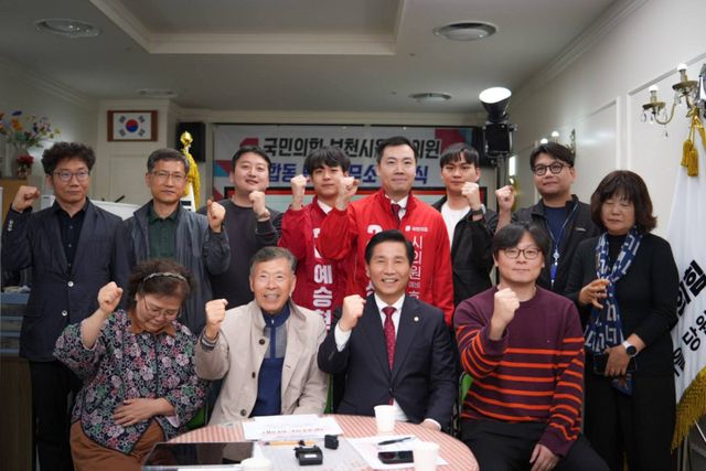 국민의힘 부천시을 당협위원회가 최근 부천시의원 합동 민원사무소에서 부천시 중상동재건축연합회와 공동으로 재건축간담회를 열어 1기 신도시 재건축활성화방안을 논의한 뒤 기념촬영을 하고 있다. 국민의힘 부천시을 당협위원회캠프 제공