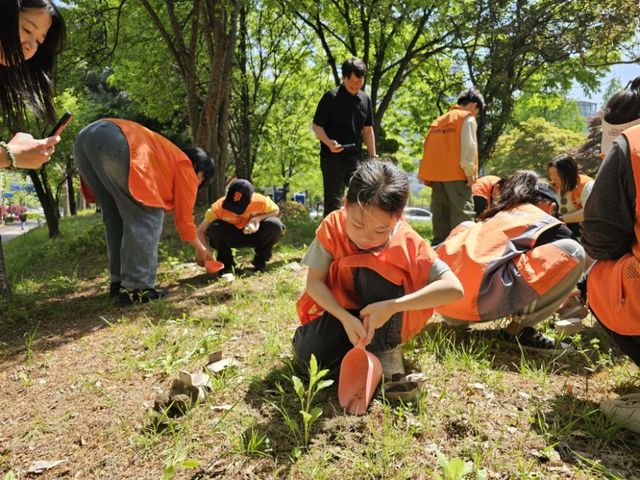 안양시자원봉사센터 가족봉사단원이 씨앗공을 심고 있다. 안양시 제공