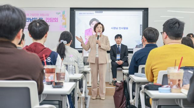 신계용 과천시장이 기업인턴 체험 사업 간담회에서 인사말을 하고 있다. 과천시 제공