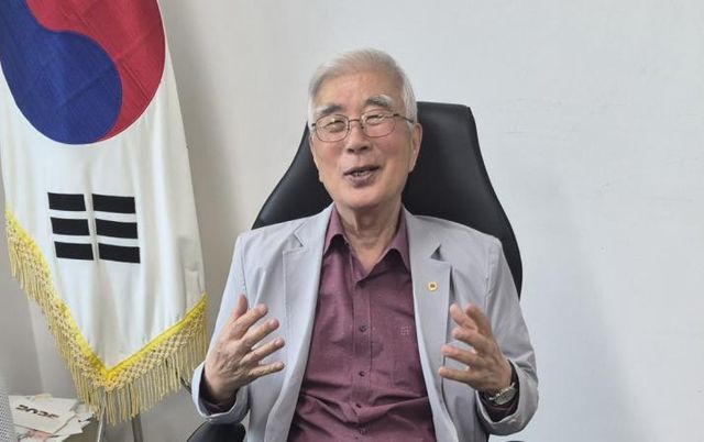 김정만 4·19민주혁명회 경기도지부장이 수원 인계동 사무실에서 경기일보와 인터뷰를 나누고 있다. 김미지기자