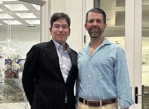 정용진 신세계그룹 회장(왼쪽)이 2024년 1월 트럼프 주니어와 나란히 서서 포즈를 취하고 있다. 연합뉴스