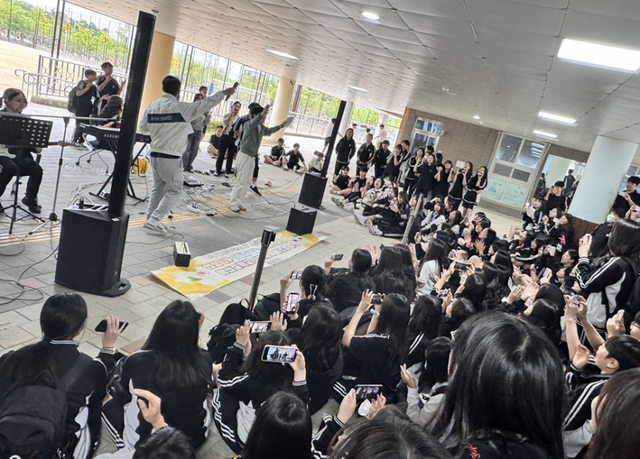 향산중학교 교사와 학생들이 한데 어우러져 ‘사제동행 버스킹’ 공연을 갖고 있다. 김포교육지원청 제공