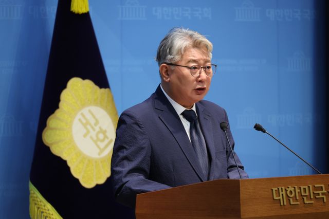 개혁신당 경기도지사 후보로 출마할 조응천 전 의원이 28일 국회 소통관에서 출마 기자회견을 하고 있다. 연합뉴스