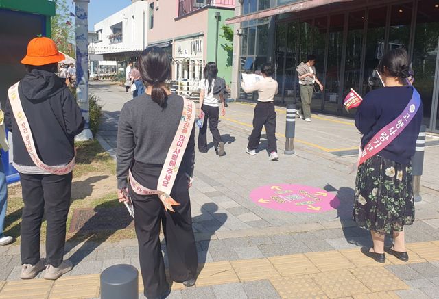 이천시와 제주 서귀포시가 이천도자기 축제장에서 함께 고향사랑기부제 길거리 홍보를 펼쳤다. 이천시 제공