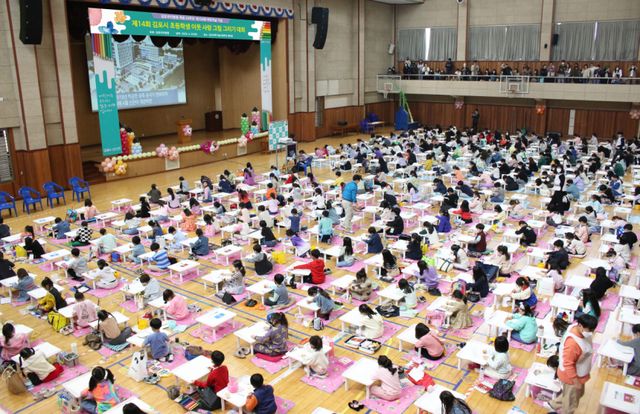 김포과학기술고등학교 체육관에서 김포우리병원이 개최한 그림 그리기대회에서 350여명의 어린이들이 그림을 그리고 있다. 김포우리병원 제공