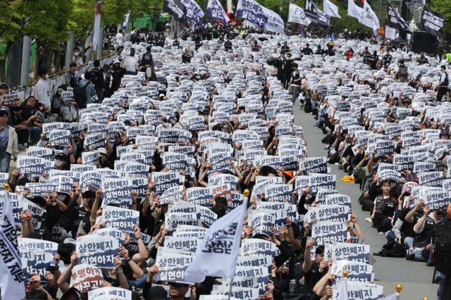 23일 평택시 삼성전자 평택캠퍼스 앞에서 열린 삼성전자 노동조합 공동투쟁본부의 '투명하게 바꾸고, 상한폐지 실현하자-4/23 투쟁 결의대회'에서 조합원들이 구호를 외치고 있다. 연합뉴스