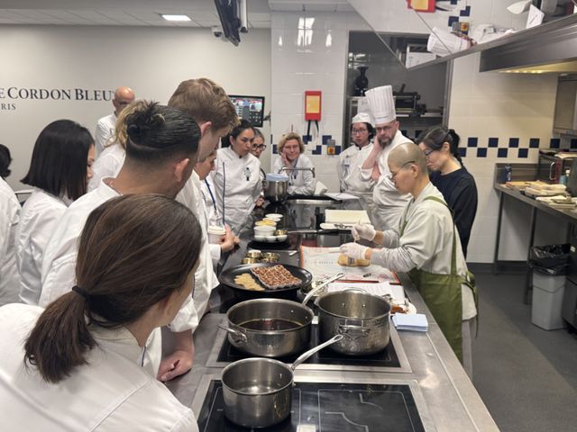 스님의 사찰음식 시연을 지켜보고 있는 프랑스 ‘르 꼬르동 블루(Le Cordon Bleu)’ 채식 전문과정 학생들. 한국불교문화사업단 제공