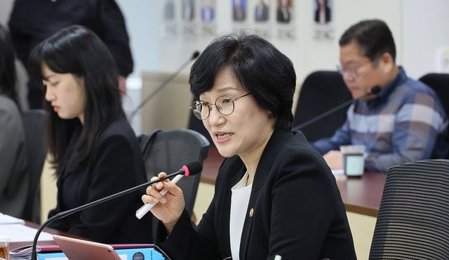 원민경 성평등가족부 장관이 3월27일 서울 종로구 정부서울청사에서 열린 제4차 인신매매 등 방지정책 조정협의회에서 발언하고 있다. 연합뉴스