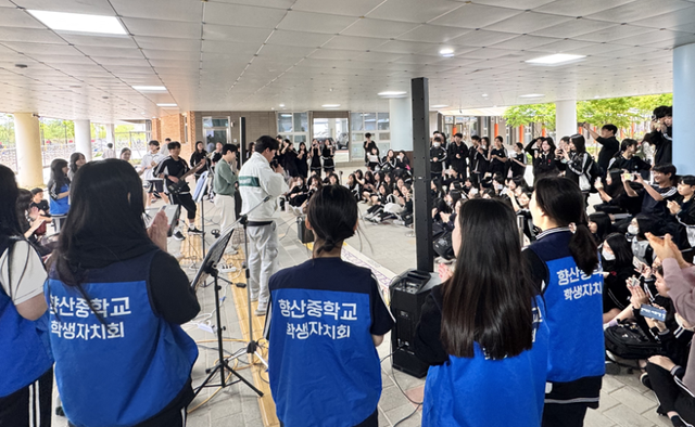 향산중학교 교사와 학생들이 한데 어우러져 ‘사제동행 버스킹’ 공연을 갖고 있다. 김포교육지원청 제공