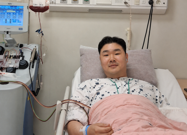 해군 제2함대사령부 기지방호전대 소속 민정훈 중위(26)가 조혈모세포를 기증하고 있다. 해군 2함대 제공