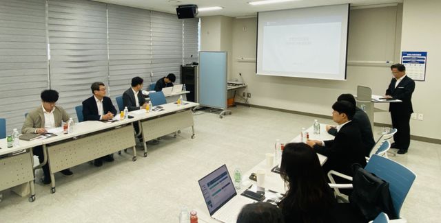 권혁재 인천조달청장이 28일 경기 군포시의 위드포스㈜를 방문해 판로지원방안 등을 논의하고 있다. 인천조달청 제공