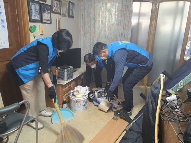농협가평군지부와 가평군농협이 28일 가평읍 문화로에 거주하는 홀몸어르신을 찾아 도배와 장판을 교체하는 주거환경개선 봉사활동을 실시했다. 농협 가평군지부 제공