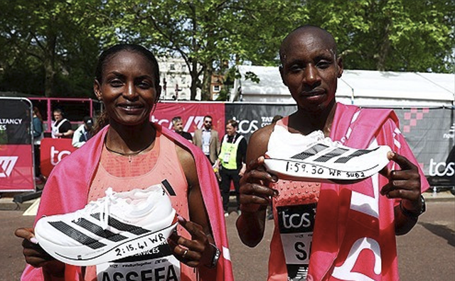 마라톤 남녀 세계 기록을 같은 날 경신한 사웨(오른쪽)와 아세파. 로이터=연합뉴스