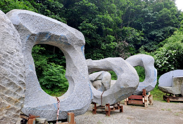 김창곤 조각가의 핵석 조각 작품. 인천경제청 제공
