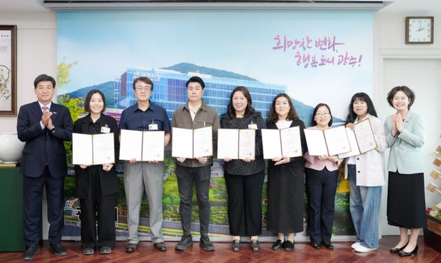 광주시는 28일 시청 시장실에서 ‘2026년 광주시 명예 통역관 위촉장 수여식’을 개최하고 총 10명의 명예 통역관을 위촉했다. 광주시 제공