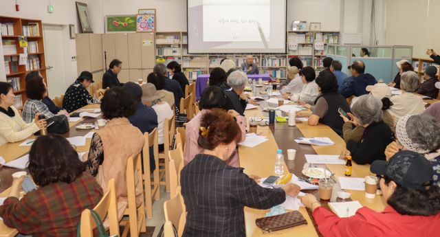 ‘2026 소나기마을 문학교실’ 특별강연 참석자들이 황동규 시인의 강연을 경청하고 있다. 양평군 제공