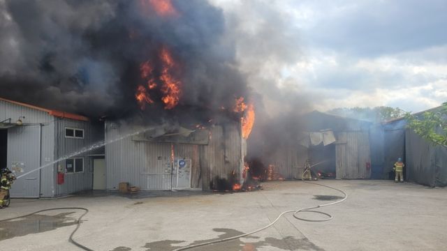 28일 오후 3시15분께 경기 고양시 일산서구 가좌동 소재 창고에서 화재가 발생해 소방대원들이 진화작업을 펼치고 있다. 경기북부소방재난본부 제공
