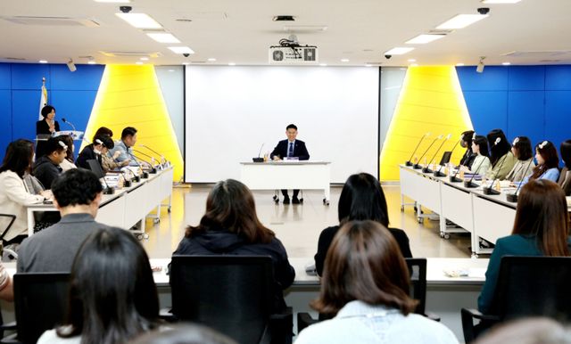 최근 안양시청 회의실에서 열린 ‘AI 업무혁신 아이디어 데모데이’에서 이계삼 안양시장 직무대행이 회의를 주재하고 있다. 안양시 제공