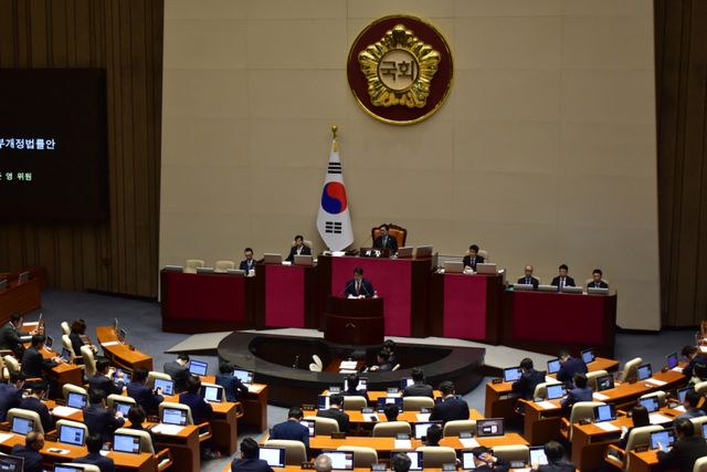 국회 정치개혁특별위원회 소속 국민의힘 배준영 국회의원(인천 중·강화·옹진)이 28일 국회에서 열린 ‘원 포인트’ 제434회 국회 임시회의 제8차 본회의에서 ‘공직선거법 일부개정법률(안)’의 제안 설명을 하고 있다. 배준영 의원실 제공